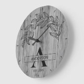 木製のログハウス風 ファミリー ネーム モノグラム ラージ壁時計 (傾斜)