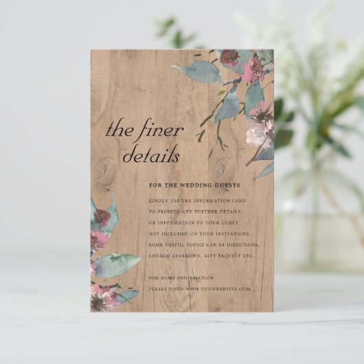 木製のワイルドなピンクユーカリの花のウェディングディテール エンクロージャーカード (スタンド正面)