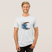 木製の三日月形の青い蝶 トライブレンドTシャツ (正面全面)