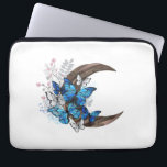 木製の三日月形の青い蝶 ラップトップスリーブ<br><div class="desc">青いモルフォの蝶は細かい翼を持ち、白い背景に飾野生の植物がある木製の三日月の上に座っている。青い蝶モルフォ。</div>