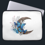 木製の三日月形の青い蝶 ラップトップスリーブ<br><div class="desc">青いモルフォの蝶は細かい翼を持ち、白い背景に飾野生の植物がある木製の三日月の上に座っている。青い蝶モルフォ。</div>