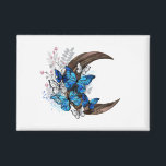 木製の三日月形の青い蝶 缶バッジ<br><div class="desc">青いモルフォの蝶は細かい翼を持ち、白い背景に飾野生の植物がある木製の三日月の上に座っている。青い蝶モルフォ。</div>