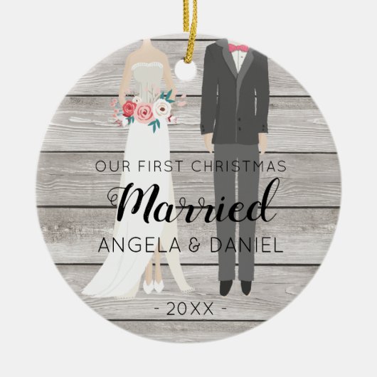 木製の初めてのクリスマスの新郎新婦 セラミックオーナメント (正面)