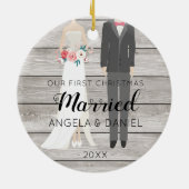 木製の初めてのクリスマスの新郎新婦 セラミックオーナメント (裏面)
