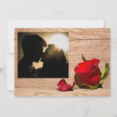 木製の壁と赤のバラ日付カードを保存 セーブザデート (裏面)