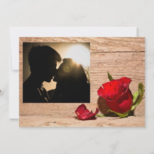 木製の壁と赤のバラ日付カードを保存 セーブザデート (裏面)