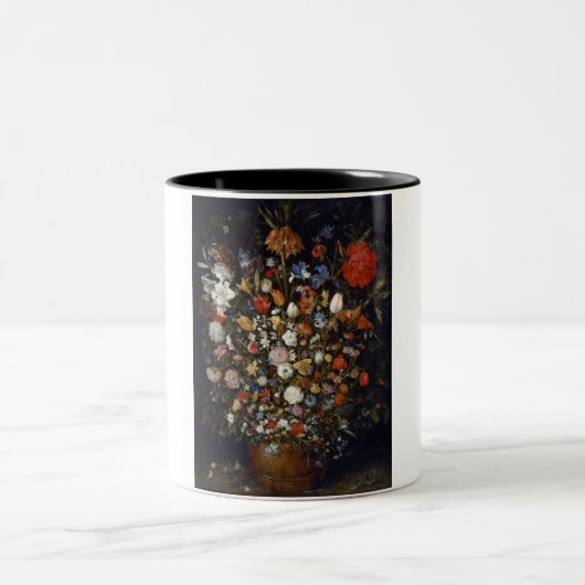 木製の容器の花（Jan Brueghel著） ツートーンマグカップ (中央)