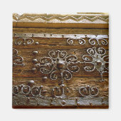 木製の扉にノーマン鉄製の巻物が貼られている マグネット (正面)