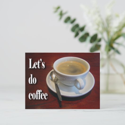 木製の机のコーヒーカップ ポストカード (スタンド正面)