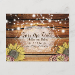 木製の板にひまわりとタイポグラフィでデザインされた、ナチュラルな雰囲気のSave the Date 案内ポストカード