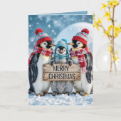 木製の看板を持つクリスマスファミリーペンギン カード (黄色い花)