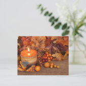 木製の背景に覆われた秋のキャンドル ポストカード (スタンド正面)