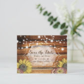 木製の背景、ひまわり、タイポグラフィーのSave the Date 案内ポストカード (スタンド正面)