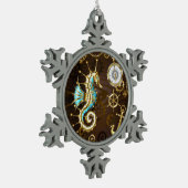 木製の背景（メカニカルシーホース付き） スノーフレークピューターオーナメント (左)