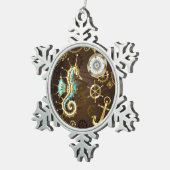 木製の背景（メカニカルシーホース付き） スノーフレークピューターオーナメント (右)