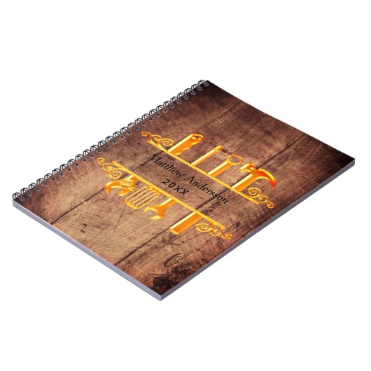 木製の茶色と金の工具を使った家の修理ビジネス ノートブック (左側)