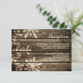 木製の雪の結晶が飾られた素朴な冬の受付カード エンクロージャーカード (スタンド正面)