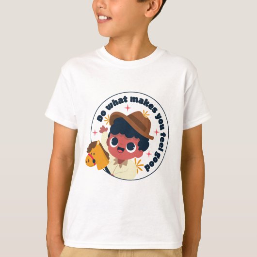 木製の馬が陽気な少年 Tシャツ (正面)