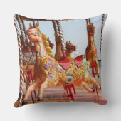 木製の馬オンヴィンテージフェアグラウンドのラウンドアバウト クッション (裏面)