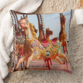 木製の馬オンヴィンテージフェアグラウンドのラウンドアバウト クッション (ブランケット)