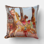 木製の馬オンヴィンテージフェアグラウンドのラウンドアバウト クッション (正面)
