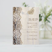 木製ウェディング上のホワイトレース&ハートRSVP 出欠カード (スタンド正面)