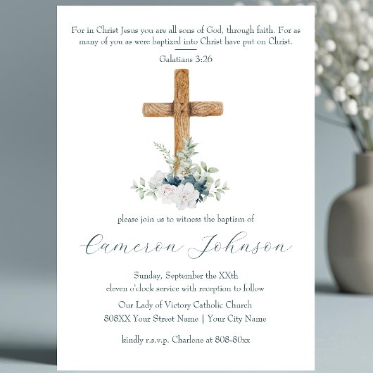 木製クロスと白と青の花の洗礼 招待状