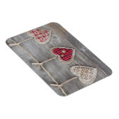 木製テーブルの上のハート マグネット (右側)