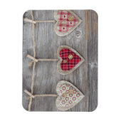 木製テーブルの上のハート マグネット (縦)