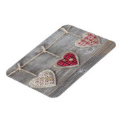 木製テーブルの上のハート マグネット (左側)