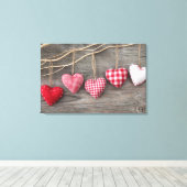 木製テーブルの赤いハート キャンバスプリント (インサイチュ (ウッドフロア))