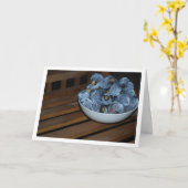 木製テーブル上のイチジクの実のボウル カード (黄色い花)