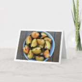 木製テーブル上のスライスされたプルムフルーツのボウル カード (正面)