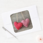 木製テーブル2の赤いハート スクエアシール (封筒)
