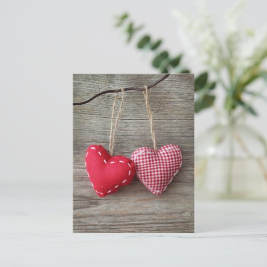 木製テーブル2の赤いハート ポストカード (スタンド正面)