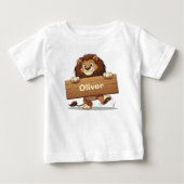 木製ネームプレートを持つ遊び心のあるライオン ベビーTシャツ (正面)