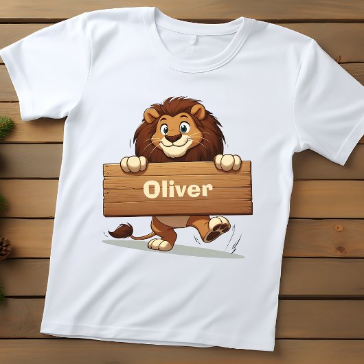 木製ネームプレートを持つ遊び心のあるライオン ベビーTシャツ