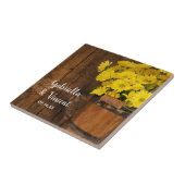 木製バケットと黄色デイジーカントリーウェディング タイル (側面)