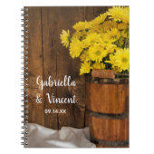 木製バケットと黄色デイジーカントリーウェディング ノートブック (正面)