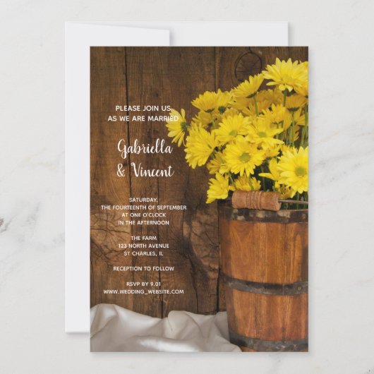 木製バケットと黄色デイジーカントリーウェディング 招待状 (正面)
