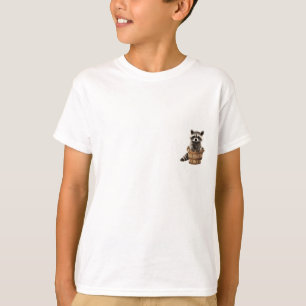 木製バケツの中の好奇心旺盛なアライグマ 子供服 Tシャツ
