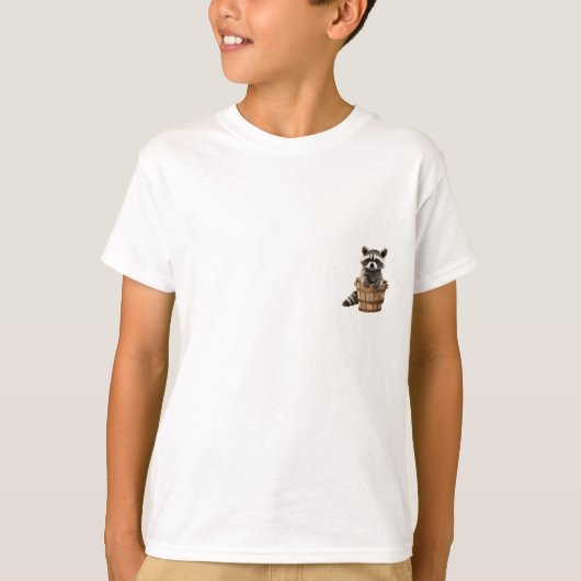 木製バケツの中の好奇心旺盛なアライグマ 子供服 Tシャツ (正面)