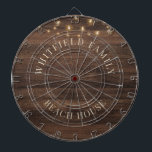 木製パーソナライズファミリービーチハウス ダーツボード<br><div class="desc">当社のレトロなプリント木製背景にストリングライトデザインを使用して、あなただけのファミリーダーツボードを簡単に作成できます。 バケーション用住宅や休日に最適で、家族全員がダーツを投げて楽しい時を過ごすことができます</div>