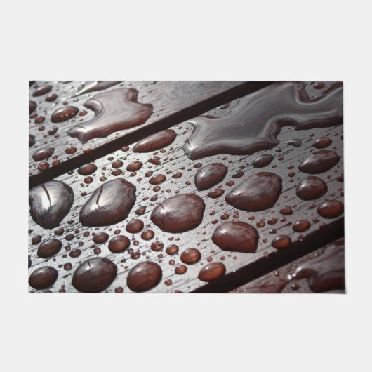 木製ピクニックテーブルに浮かぶ大雨粒 ドアマット (正面)