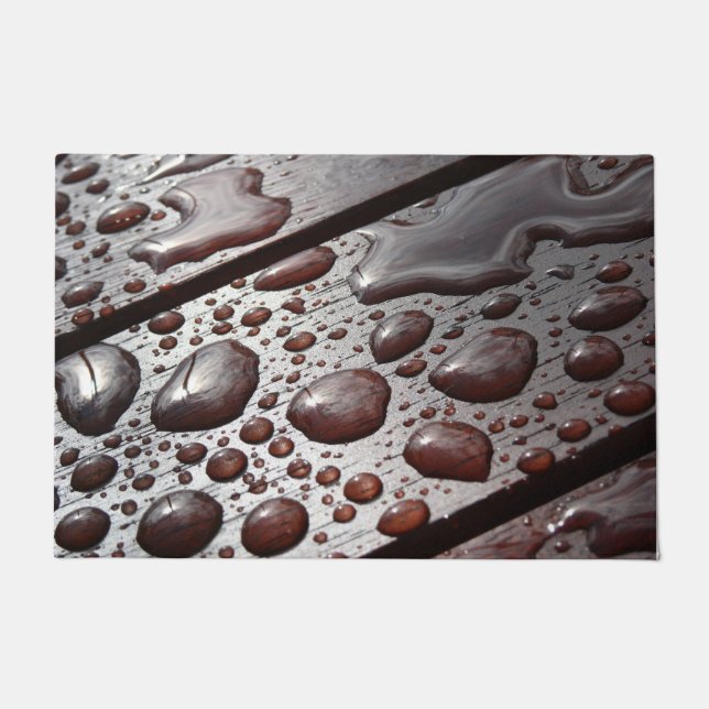 木製ピクニックテーブルに浮かぶ大雨粒 ドアマット (正面)