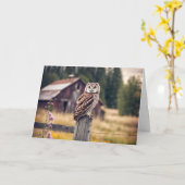 木製フェンス柱の上のフクロウ カード (黄色い花)