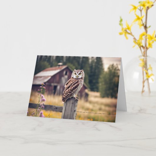 木製フェンス柱の上のフクロウ カード (黄色い花)