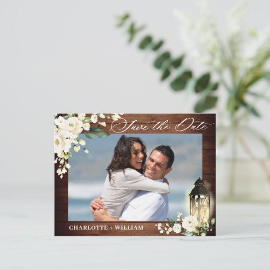 木製ホワイトローズ素朴写真ウェディング日付を保存 ポストカード (スタンド正面)