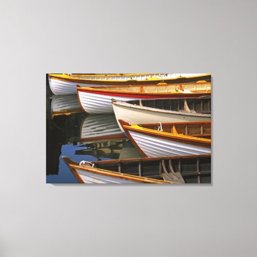 木製ボートセンターで明るい色のボート キャンバスプリント (正面)