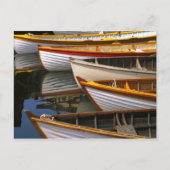 木製ボートセンターで明るい色のボート ポストカード (正面)